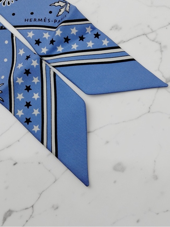 HERMÈS Les Leopards Silk Twilly Scarf Blue Lavender White NWT - Picture 6 of 8